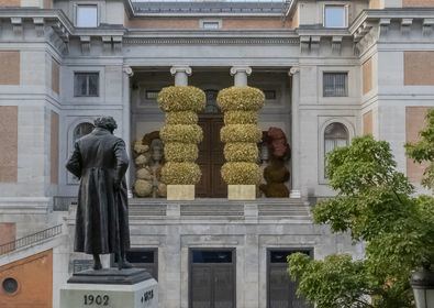 Portada barroca en el Prado, el Día de los Museos