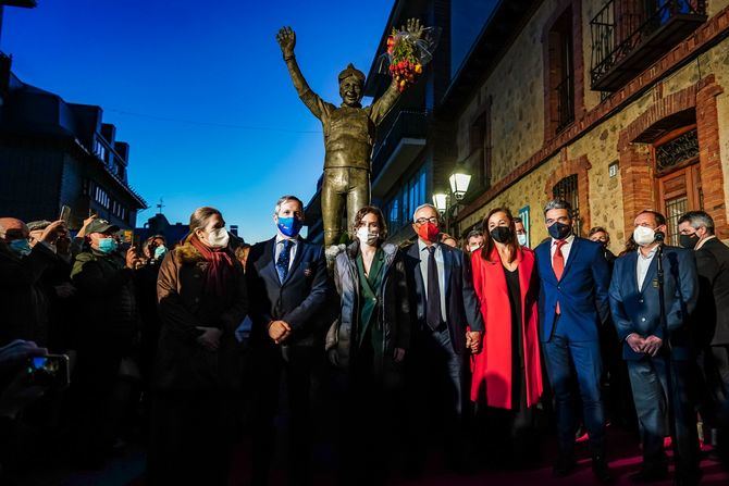 La presidenta de la Comunidad de Madrid, Isabel Díaz Ayuso, ha participado en un homenaje en Cercedilla a los esquiadores Paco y Blanca Fernández Ochoa con motivo del 50 aniversario del oro olímpico logrado por él y de los 30 años del bronce de ella.