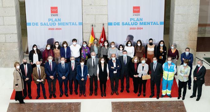 Díaz Ayuso presenta el nuevo Plan de Salud Mental y Adicciones con la medida pionera de atención domiciliaria para niños y adolescentes. La Comunidad de Madrid incorporará 370 nuevos especialistas a la Red de la región, con una inversión de 45 millones de euros.