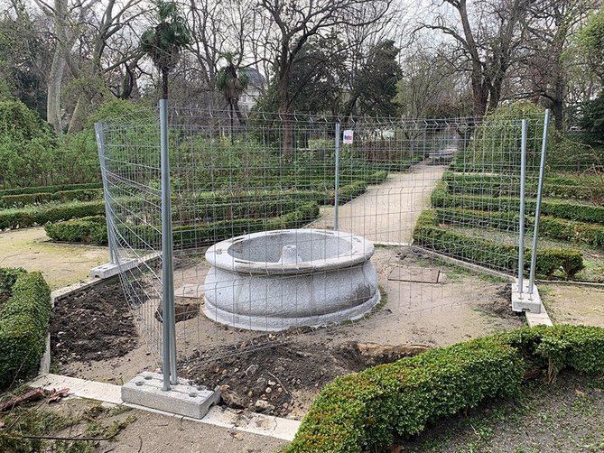 Se llevará a cabo la restauración de los treinta fontines que se distribuyen por las dos terrazas del Jardín más próximas al Paseo del Prado, la recuperación y reposición del emparrado que abraza al Pabellón Villanueva y la restauración de la verja de cerramiento del Jardín Botánico, entre el Paseo del Prado y la calle de Claudio Moyano.