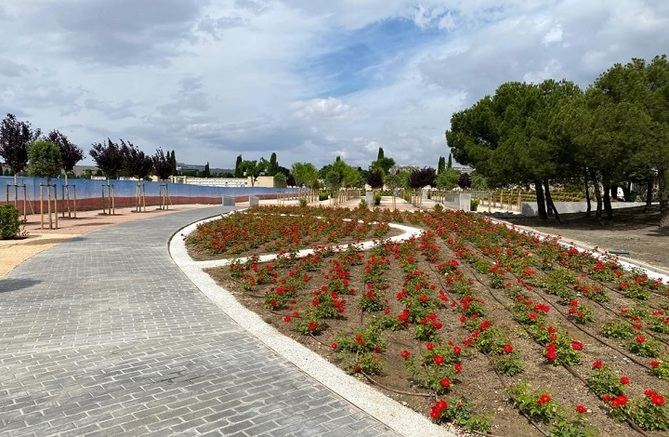 Ambos camposantos, el de La Almudena y el Sur, contaban ya con espacios dedicados al esparcimiento de cenizas, pero ahora se han ampliado siguiendo diseños paisajísticos y medioambientales.