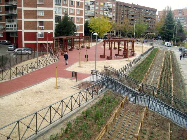 La zona verde, situada en el número 47 de la avenida de Camilo José Cela, en el distrito de Chamartín, llevará el nombre de la científica Margarita Salas. Los jardines ocupan una superficie aproximada de 2.700 metros cuadrados. 