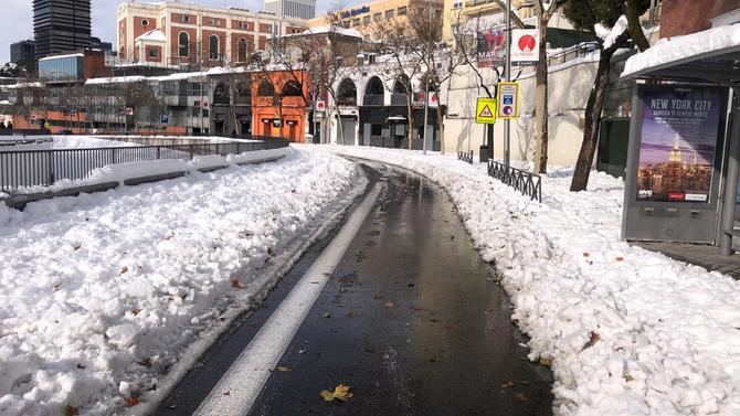 La Empresa Municipal de Transportes de Madrid ha puesto en marcha este martes un total de 28 líneas de autobús, priorizando las líneas que garantizan la movilidad a los hospitales, así como las que recorren los ejes principales de la capital, cuyas calzadas ya está libres de nieve y hielo.