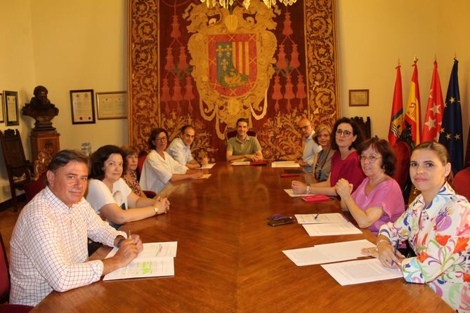 El jurado estuvo presidido por el alcalde, Javier Rodríguez Palacios; el vicealcalde, Miguel Ángel Lezcano; la concejala de Cultura, María Aranguren; la vicerrectora de Posgrado de la Universidad de Alcalá, Margarita Vallejo; los portavoces de los grupos municipales del Ayuntamiento; la presidenta de la Institución de Estudios Complutenses, Pilar Lledó, la presidenta de la Asociación de Hijos y Amigos de Alcalá, Carmen Díaz, y el coordinador de Cultura y Universidad, Pablo Nogales.