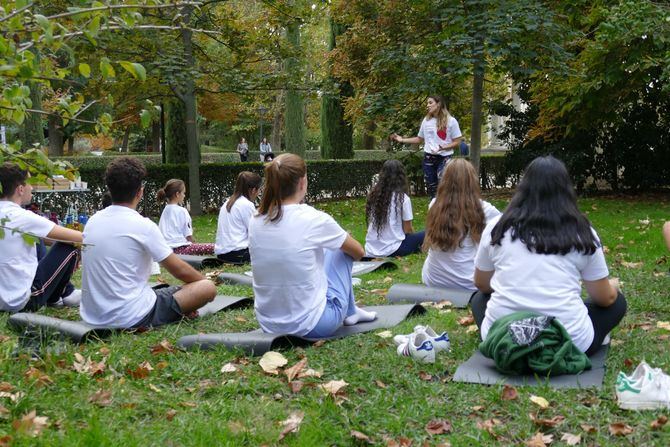 Durante la jornada, celebrada en el parque del Retiro, se llevaron a cabo diversas actividades, como sesiones de yoga, clases de cocina saludable, badmintón, 'spikeball' y una mesa de diagnóstico de hipertensión arterial y de consejos cardiosaludables. 