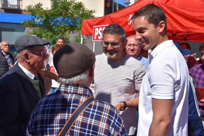 Los socialistas subirían de un 16,8% de votos a un 18,3% lo que podría hacer que obtuviesen dos diputados más y que la candidatura encabezada por Juan Lobato consiguiese recuperar el liderazgo de la oposición.