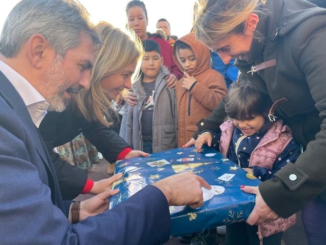 La delegada de Seguridad y Emergencias y portavoz del Ayuntamiento de Madrid, Inmaculada Sanz, y el delegado de Familias, Igualdad y Bienestar Social, Pepe Aniorte, junto a la concejala de Villaverde, Concha Chapa, han participado este miércoles en la entrega de juguetes por parte de SAMUR-Protección Civil y Samur Social.