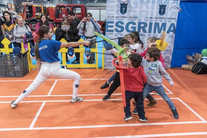 La esgrima también tendrá su espacio a través del Taller de Espadas Láser -los días 4 y 5 de diciembre, de 16.00 a 18.00 horas-.