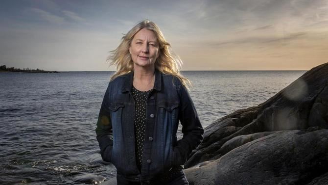 Karin Smirnoff es una de las grandes voces de la narrativa sueca contemporánea y fue seleccionada personalmente por los herederos de Stieg Larsson para continuar la serie y llevar el universo Millennium a nuevas generaciones de lectores.