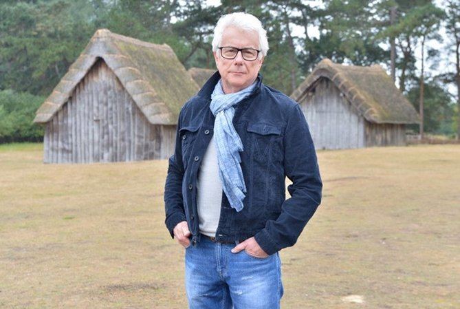 El escritor Ken Follett publica 'Las tinieblas y el alba' (Plaza & Janés), precuela de 'Los Pilares de la Tierra'.