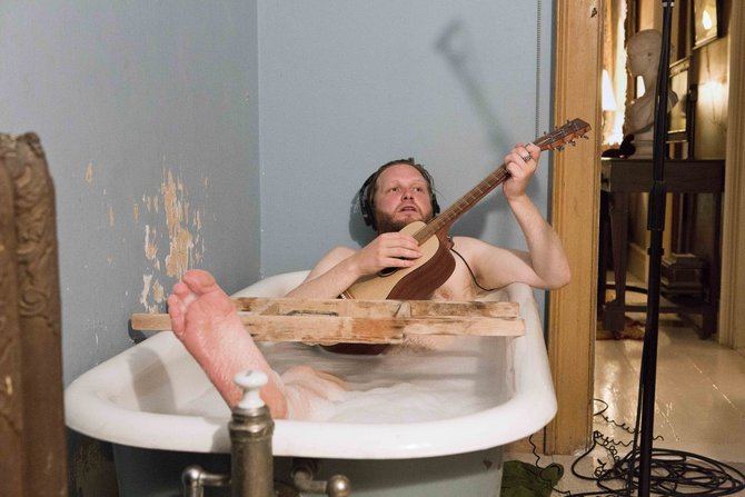 El Museo Nacional Thyssen-Bornemisza y TBA21 presentan ‘Paisajes emocionales’, una gran exposición del artista islandés Ragnar Kjartansson. Reúne por primera vez cuatro videoinstalaciones, nunca expuestas en Madrid, además de obra sobre papel.