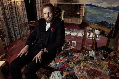 La muestra plasma la fascinación de Kjartansson por América del Norte, sus paisajes y su música, con obras ambientadas en una granja junto al río Hudson o en las Montañas Rocosas, acompañadas de blues o de jazz, y aprovecha la nueva instalación del museo dedicada al Arte americano en la colección Thyssen para establecer diálogos con pinturas de los siglos XIX y XX.