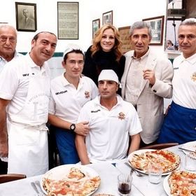 La actriz norteamericana con el 'staff' de la pizzería durante el rodaje del filme 'Come, reza, ama', en la que el personaje de Julia Roberts descubre la pizza 'Margherita' de Da Michele.