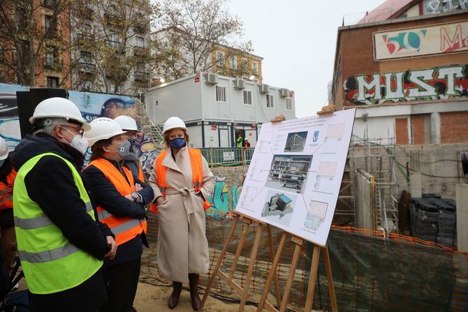 El alcalde de Madrid, José Luis Martínez-Almeida, acompañado de la delegada de Obras y Equipamientos, Paloma García Romero, y del concejal de Centro, José Fernández, ha visitado las obras de construcción del nuevo Centro Deportivo Municipal La Cebada.