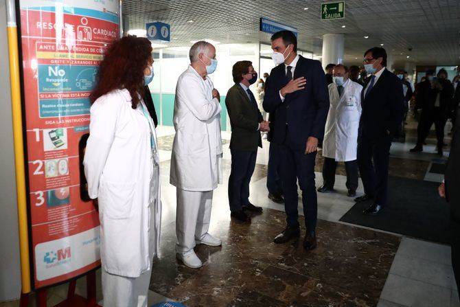 El alcalde de Madrid, José Luis Martínez-Almeida, ha conocido esta mañana la Unidad Central de Investigación Clínica y Ensayos Clínicos (UCICEC) del Hospital Universitario La Paz, junto al presidente del Gobierno, Pedro Sánchez.
