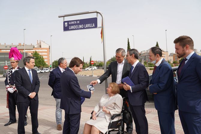 Martinez Almeida, junto a familiares de Landelino Lavilla, en el acto de inauguración de la glorieta a la que se le da su nombre.