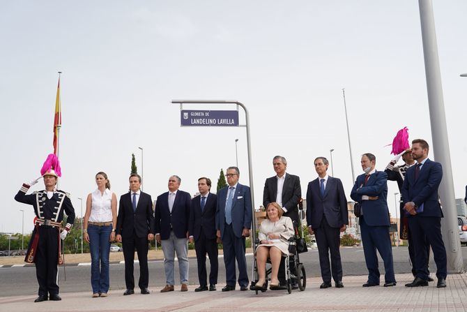 En Alcalde de Madrid, en el acto de inauguración de la glorieta, junto a la viuda de Landelino Lavilla y sus cuatro hijos, el político y jurista Miguel Herrero y Rodríguez de Miñón y el concejal del distrito de Fuencarral-El Pardo, Javier Ramírez.