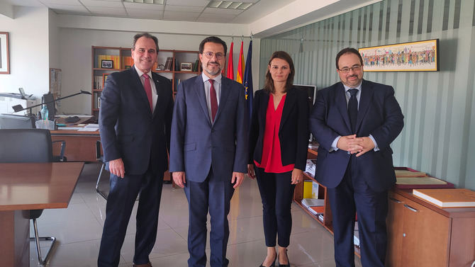 La Comunidad de Madrid, de la mano de su consejero de Economía, Javier Fernández-Lasquetty, presentaba este martes, a la Tax Foundation de EEUU, la entidad más relevante del mundo en análisis comparado de fiscalidad, las claves de su política tributaria y las nuevas medidas para reducir impuestos, como la deflactación del IRPF.