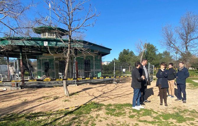 Los trabajos en el quiosco, de planta octogonal, incluyen redistribuir el espacio interior y renovar las instalaciones, pavimentación y alicatados de cocina y aseos. También se abordan mejoras en el exterior, en los cerramientos y el suelo de la zona de terraza.