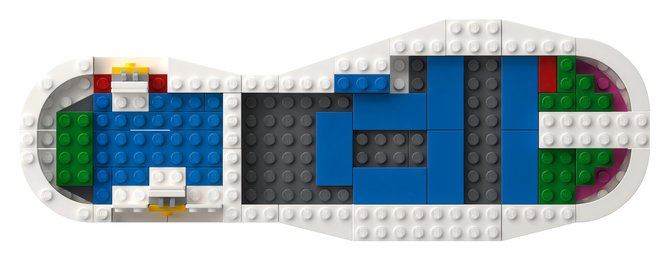 Esta versión forma parte de la colaboración entre adidas y LEGO® y conserva los emblemáticos estampados, la puntera de goma, el logotipo del trébol y las 3 bandas dentadas de la Superstar original. Incluye cordones y un embalaje especial con detalles de LEGO.