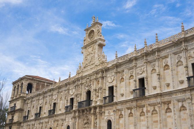 Por su estratégica ubicación, a sólo 300 kilómetros de Santaigo, la capital leonesa es en un lugar de parada obligatoria para los peregrinos del ‘camino Francés'. 