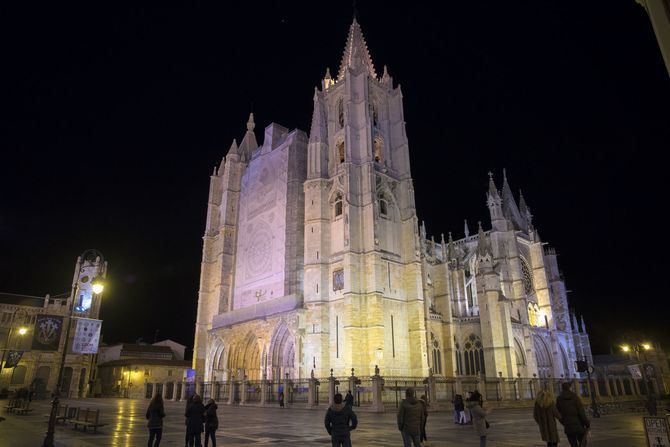 En la visita a León, de camino a Santiago, la calle Ancha nos llevará hasta la Catedral.