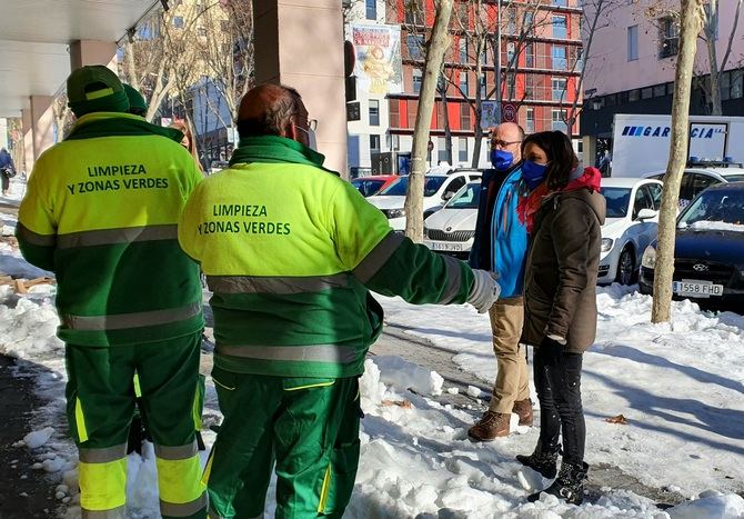 La delegada de Cultura, Andrea Levy, ha visitado junto al concejal del distrito de Centro, José Fernández, y los presidentes de la Asociación de Comerciantes Nuevo Rastro y la Asociación de Vecinos del Rastro, esta zona comercial del distrito de Centro tras el temporal de nieve.  