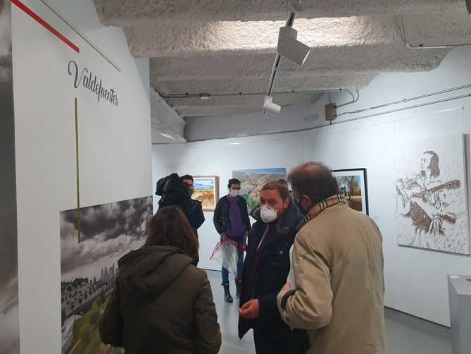 Acompañada por el concejal de Hortaleza, Alberto Serrano, se ha interesado por las exposiciones que albergan las instalaciones: 'Puro Arte' y 'Galdós: homenaje al pintor'.