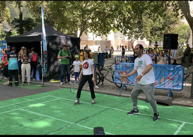 El programa educativo 'Street Tennis', financiado por la Comunidad de Madrid, contó en la edición de 2019 con la participación de más de 4.000 jóvenes. En la imagen, la delegada de Cultura del Ayuntamiento de Madrid, Andrea Levy, y Albert Costa, actual director de las Davis Cup by Rakuten Finals.
