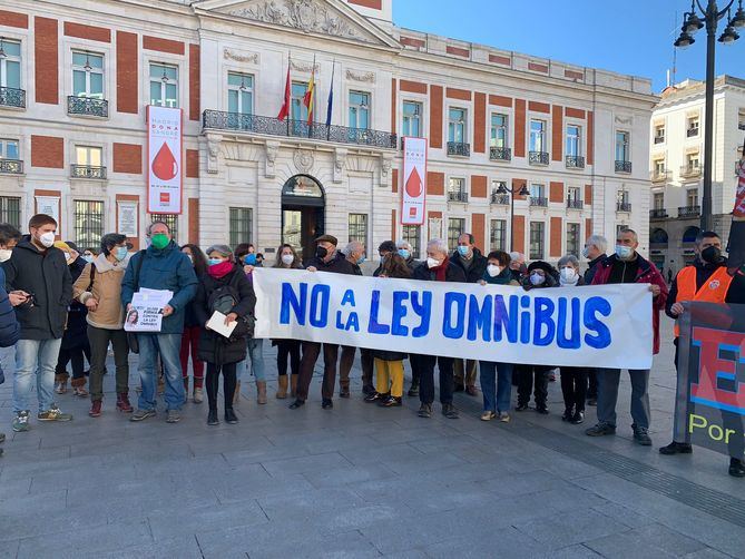 Más de 40 organizaciones madrileñas han impulsado un manifiesto por la retirada de la Ley Ómnibus, en un acto que se ha celebrado ante la Real Casa de Correos en la Puerta del Sol, sede del Gobierno de la Comunidad de Madrid.