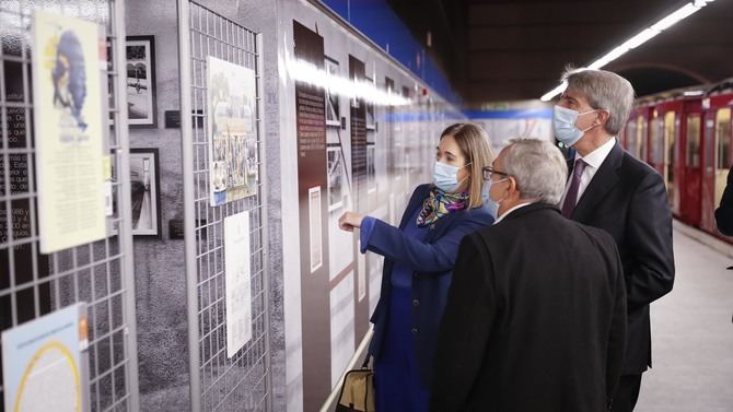 7.200 láminas con textos de 18 autores se instalarán en el Metro y los autobuses de la EMT e interurbanos.Entre los autores figuran Joan Margarit, Bernardo Atxaga, Pilar Pallarés, Miguel Delibes, Gabriela Mistral, Pedro Salinas y Benito Pérez Galdós, en el año de su centenario.