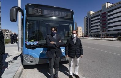 El consejero de Vivienda y Administración Local, David Pérez, y el concejal delegado de Medio Ambiente y Movilidad del Ayuntamiento de Madrid, Borja Carabante, han visitado el recorrido de la línea.