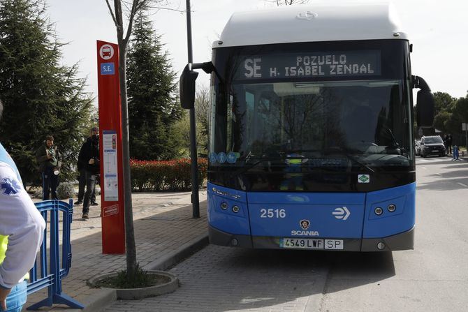 La Empresa Municipal de Transportes de Madrid pone en funcionamiento, a partir de este lunes 28 de marzo, un servicio especial de autobuses gratuitos desde el Centro de Refugiados de Pozuelo de Alarcón hasta el Hospital Público Enfermera Isabel Zendal, con parada intermedia junto al intercambiador de Príncipe Pío.