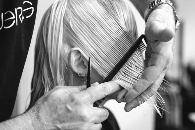 Sácale el máximo partido a tu flequillo con las dos propuestas que ofrece Llongueras y que se adaptan a cualquier tipo de cabello, sin tener que echar mano de las tijeras hasta que volvamos a nuestras peluquerías.