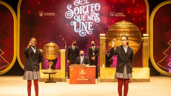 Desde el Teatro Real de Madrid, con las niñas y niños de la Residencia San Ildefonso, encargados de cantar los números de la suerte, todos los medios televisivos y radiofónicos estarán pendientes de los premios y sus ganadores.
