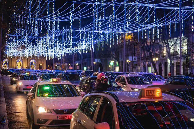 Los taxistas recogerán a los usuarios en el lugar que les indiquen con anterioridad, dentro de la M-30, para emprender el recorrido que durará aproximadamente 40 minutos por las calles más iluminadas.