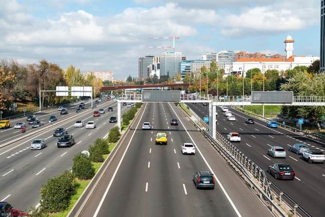 Mediante Madrid Zona de Bajas Emisiones, el Ayuntamiento limitará progresivamente hasta 2025 el acceso y circulación a algunos de los turismos más contaminantes, es decir, vehículos de gasolina matriculados antes del año 2000 o vehículos diésel previos a 2006.