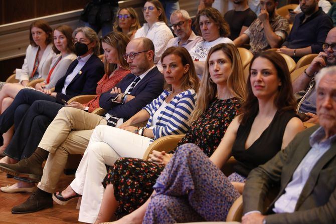 Los concejales José Fernández y Almudena Maíllo han abandonado este martes la rueda de prensa del Orgullo, cuando la presidenta de la FELGTB, Uge Sangil, ha reprochado al alcalde Martínez-Almeida, no haber colocado la bandera arcoíris en la fachada del Palacio de Cibeles.