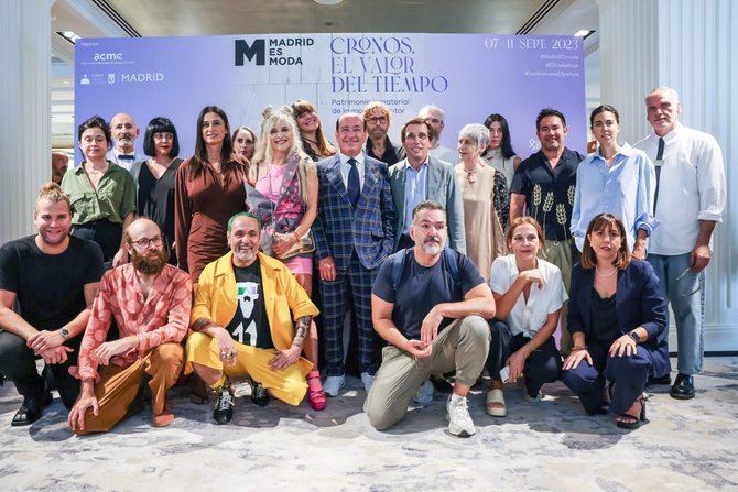 El alcalde de Madrid, José Luis Martínez-Almeida, en el 'photocall' de la Semana de la Moda, en el que ha posado con diseñadores y responsables de la organización del evento.