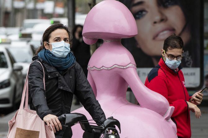 El 99,2% de los ciudadanos utiliza la mascarilla habitualmente como medida de protección frente a la pandemia, mientras que el 95,1% guarda la distancia recomendada por las autoridades de seguridad entre las personas.