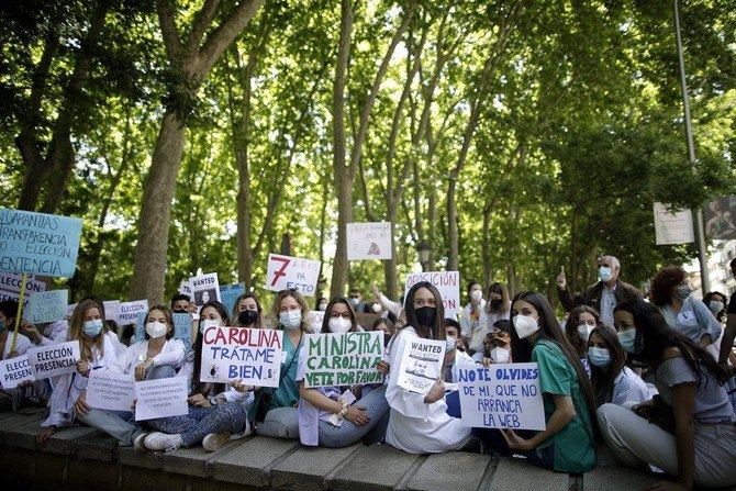 Más de mil aspirantes MIR se concentran frente al Ministerio de Sanidad para reclamar elección telemática en tiempo real