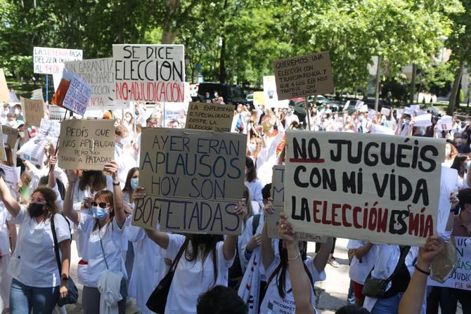 Más de mil aspirantes a Médico Interno Residente (MIR) y Formación Sanitaria Especializada (FSE) se han concentrado este martes frente a la sede del Ministerio de Sanidad para reclamar que la elección telemática de sus plazas, que comienza este miércoles hasta el 16 de junio, sea 'justa' y en tiempo real.