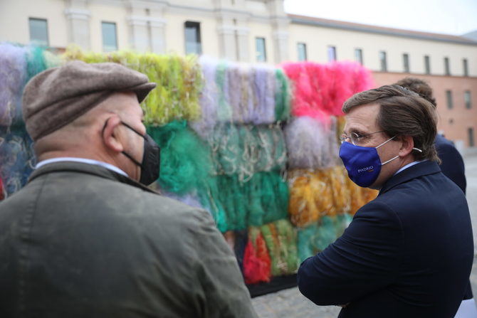 Dos instalaciones artísticas se han inaugurado en los patios de Conde Duque. 'Los mares del mundo', de Manolo Paz, un imponente módulo hecho con placas de redes de pesca y, por otro lado, la escultura interactiva 'El invernadero rojo', de Patrick Hamilton, con color metafórico de alerta. Ambas instalaciones reflexionarán sobre la naturaleza y se podrán visitar hasta el 26 de abril.