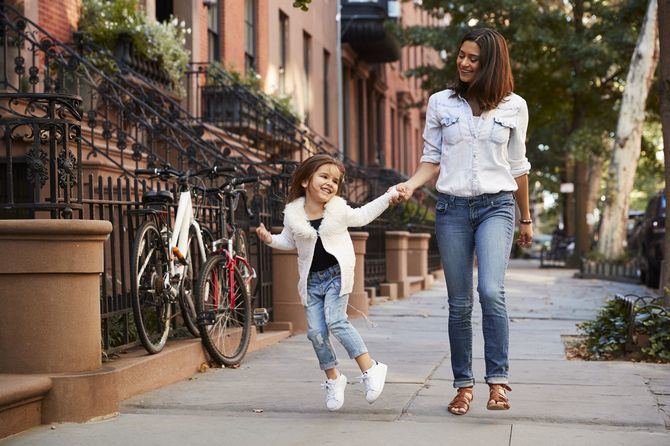 Este domingo, 26 de abril, los menores de 14 años ya podrán salir a la calle durante un máximo de una hora y hasta 1 km de distancia, y es importante tomar algunas precauciones, como utilizar protección solar y gafas de sol.