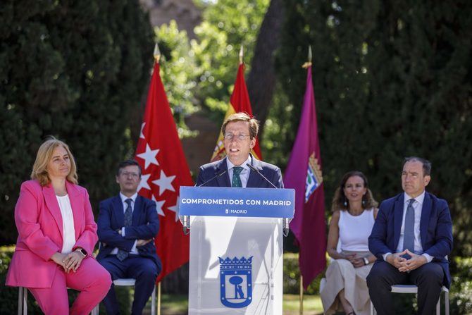 Almeida ha hecho balance de la actividad realizada durante el primer año de mandato, en un acto que se ha desarrollado este lunes, en los jardines de Cecilio Rodríguez, y en el que han estado presentes todos los concejales del equipo de Gobierno.