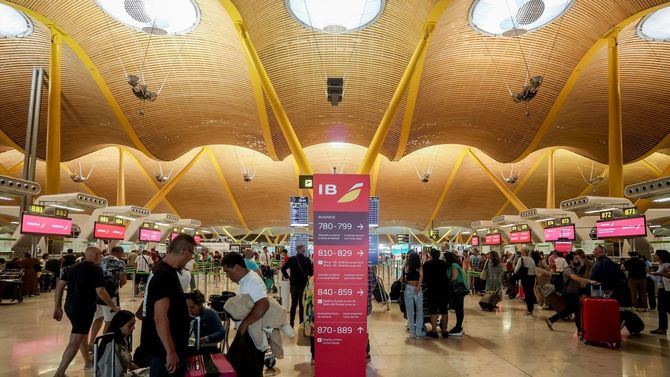 Esta incidencia en el sistema informático coincide con la temporada estival, un periodo de gran afluencia en los aeropuertos españoles.