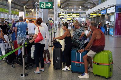Aena ha informado este viernes de que debido a una incidencia en el sistema informático se están produciendo alteraciones en los sistemas y en los aeropuertos de la red en España, lo que podría provocar retrasos.