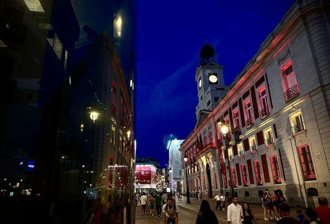 La fachada de la sede del Gobierno regional en la Puerta del Sol luce esta semana una decoración especial por esta conmemoración.