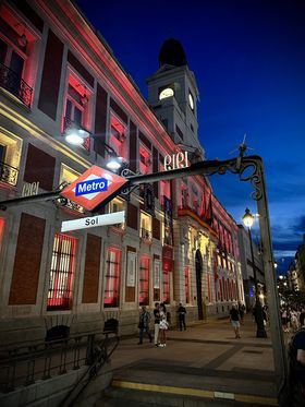 La Gobierno engalana la fachada de la Real Casa de Correos en el X aniversario de la proclamación del Rey Felipe VI