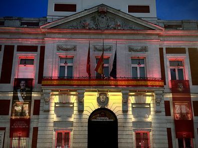 La Comunidad de Madrid ilumina la Real Casa de Correos con los colores de la bandera nacional por los diez años de la proclamación de Felipe VI.